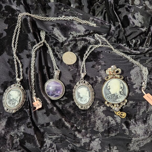 [SOLD] NWT 7 Cameo Set - Necklaces Brooches inc one oversized brooch & moonstone - Picture 2 of 2